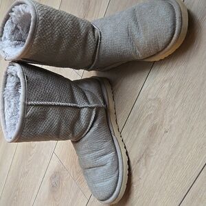 UGG CLASSIC SHORT CALF HAIR SCALES  Winter Boots size 7